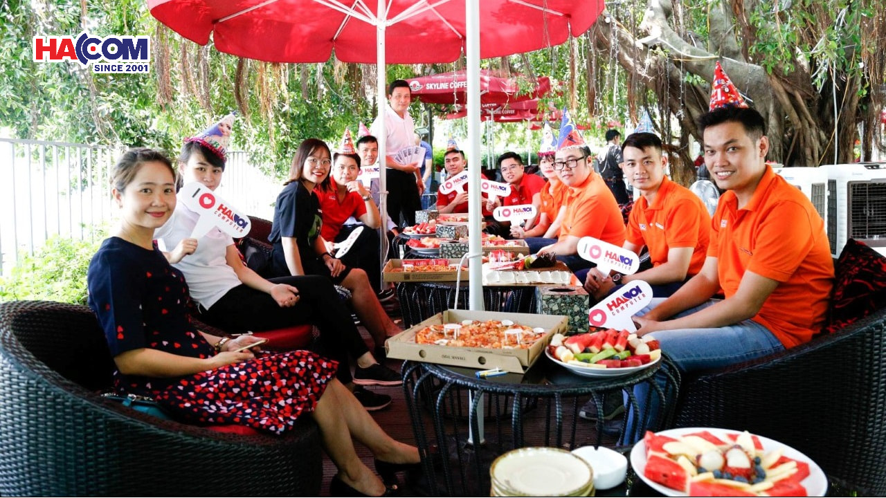 Sinh nhật người HACOM hàng tháng: Trao gửi yêu thương - Gắn kết đội ngũ