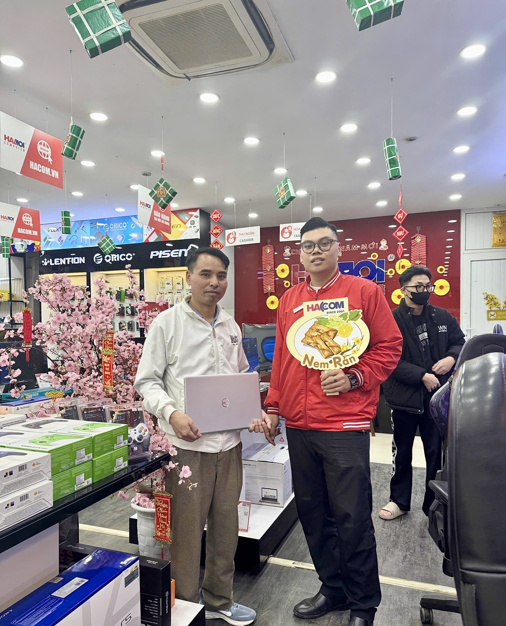 khach_hang_Laptop Dell Inspiron 16 5640 KHPF5 (Core 7 150U/16GB RAM/1TB SSD/MX570A/16.0FHD+/Win11/Office HS21/Xanh) - Likenew (Full box) 10