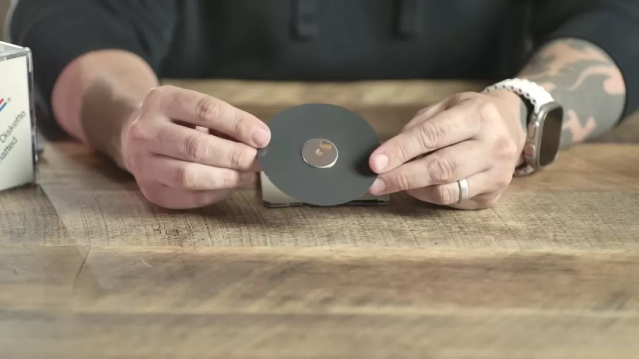 YouTuber tự chế đĩa mềm 3.5 inch từ đầu