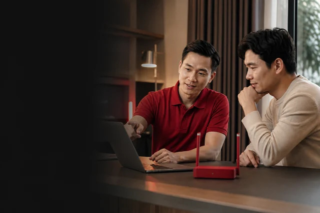 Kỹ thuật viên hỗ trợ laptop và mạng Wi-Fi tại nhà