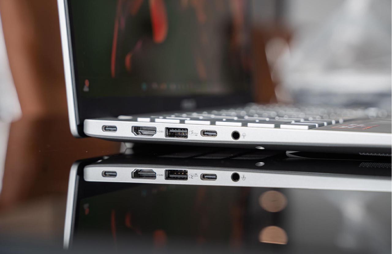 Laptop Windows nhiều cổng kết nối
