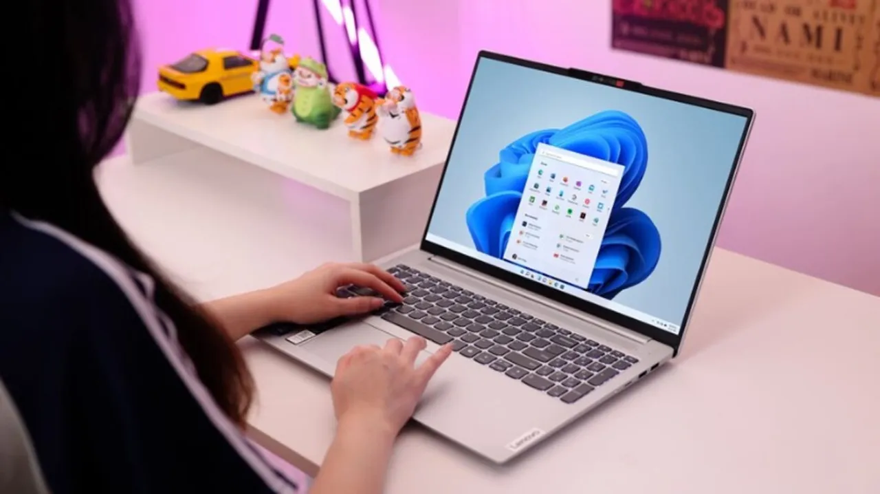 Lenovo IdeaPad Slim OLED có thể sử dụng ngoài trời không bị chói