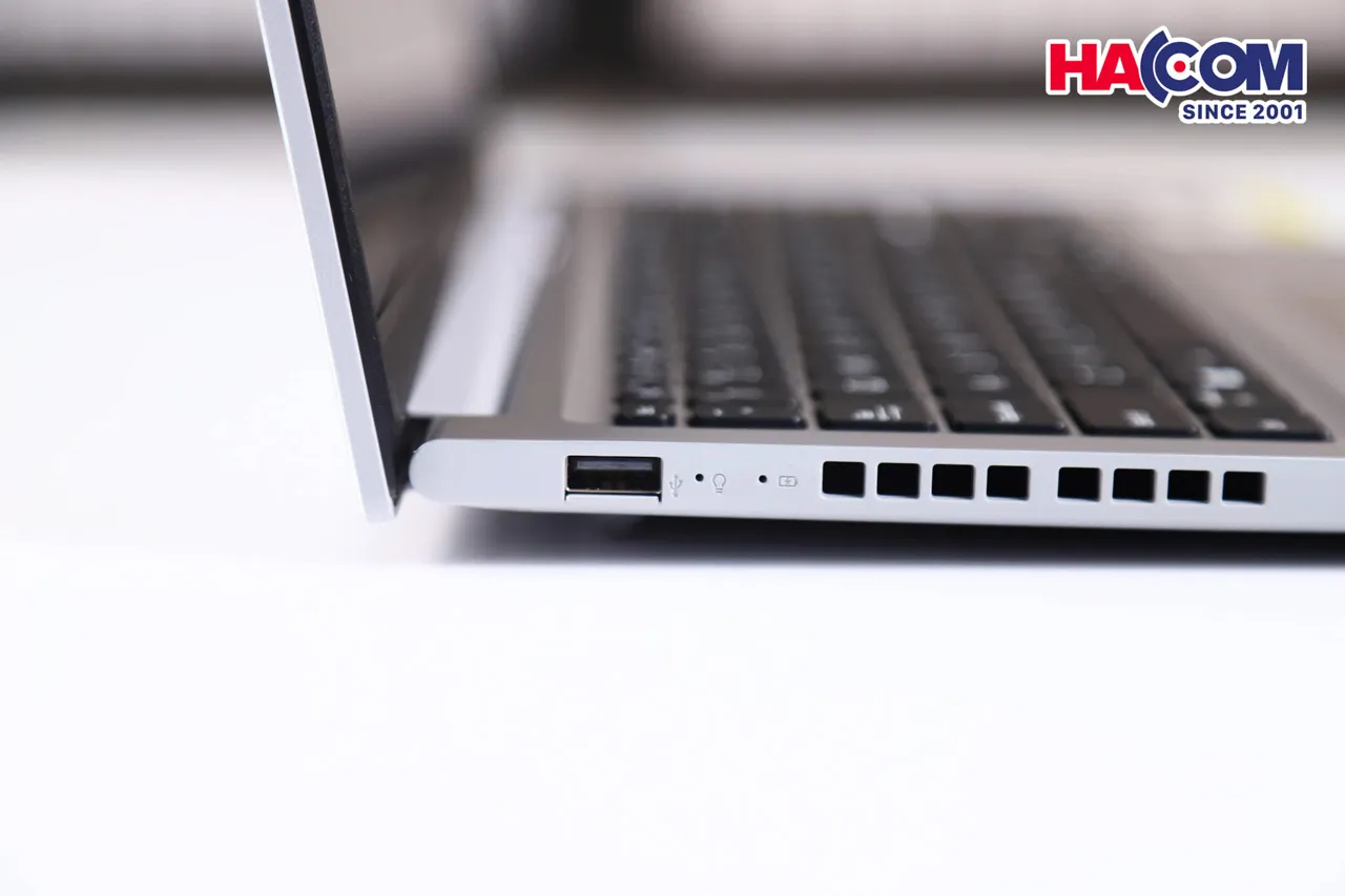 Cổng kết nối của Asus Vivobook X1502VA - 2