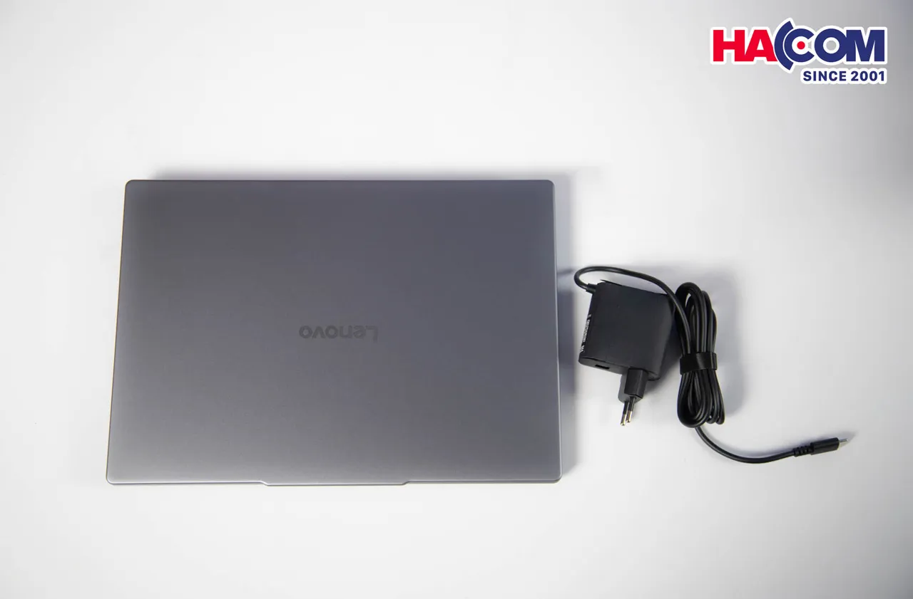 Adapter của IdeaPad Slim nhỏ gọn giúp bạn dễ dàng mang theo mà không bị vướng víu.