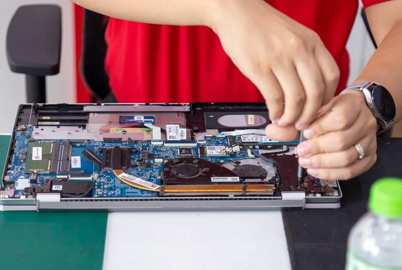 Bóc máy để bôi keo tản nhiệt lên chip CPU IdeaPad Slim