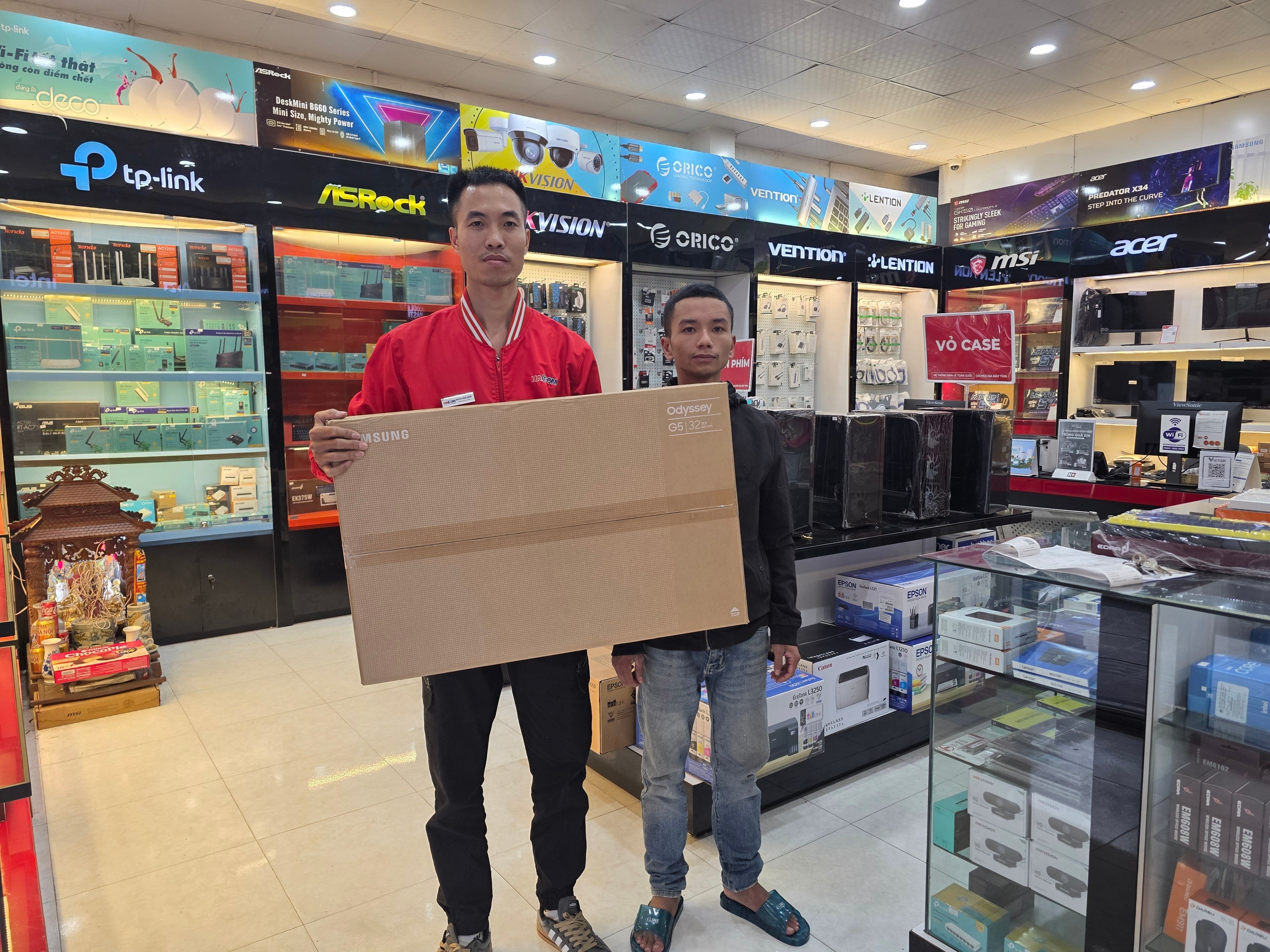 khach_hang_Màn hình Samsung Odyssey G5 G50D LS32DG502EEXXV  16