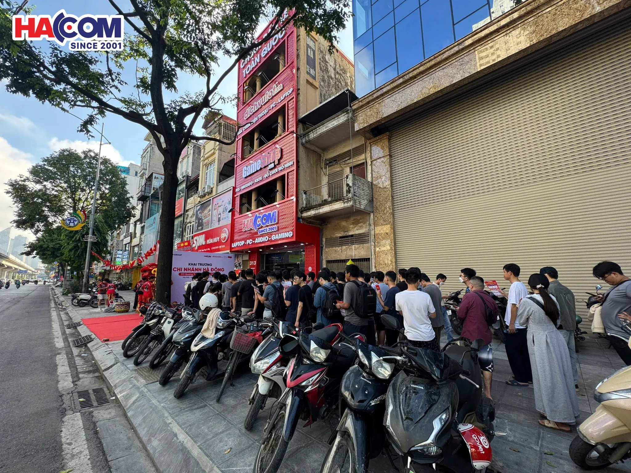 Hàng trăm khách hàng xếp hàng từ sớm trong ngày khai trương HACOM 4/10