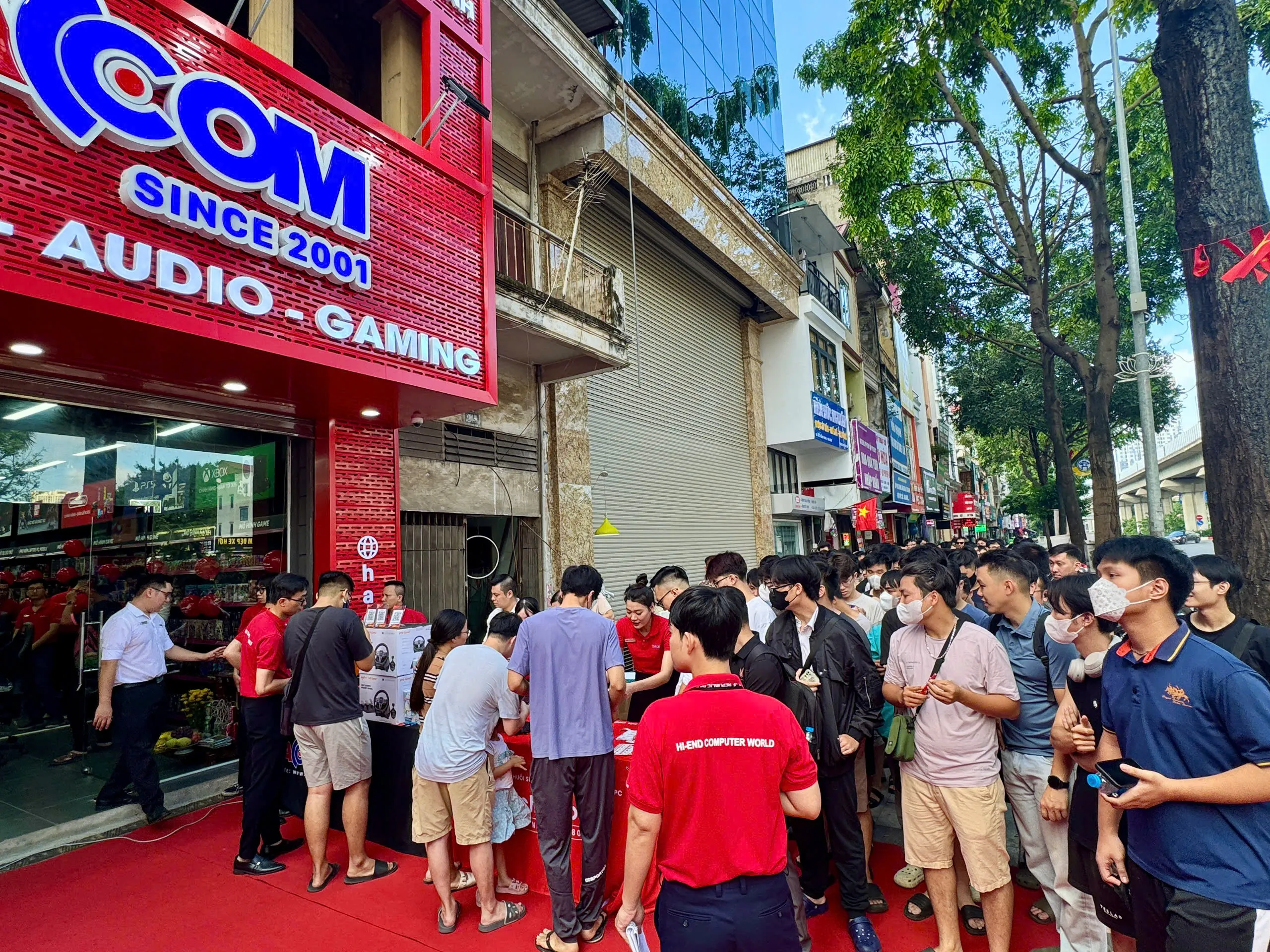 Hàng trăm khách hàng xếp hàng từ sớm trong ngày khai trương HACOM 4/10