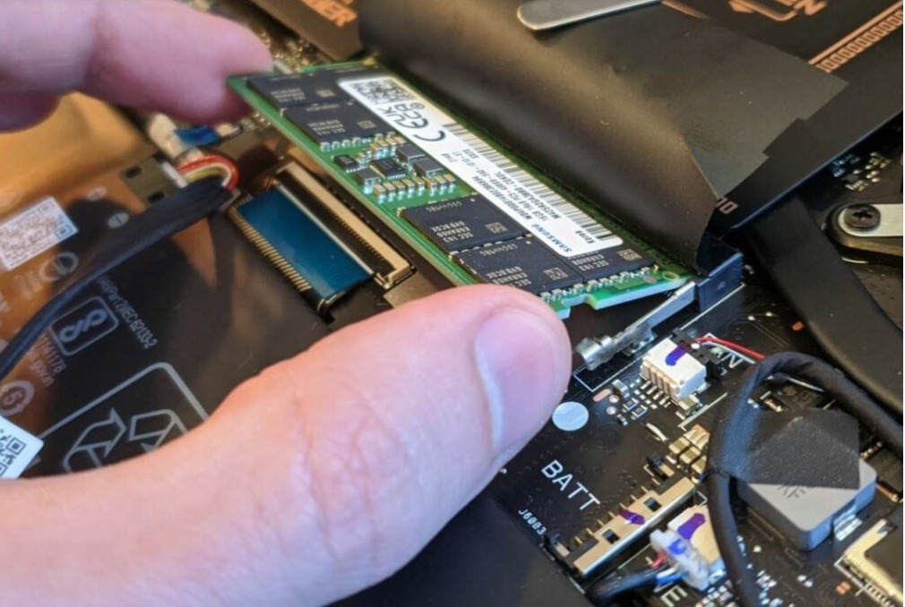 hoc su pham nen mua laptop nao HACOM 2