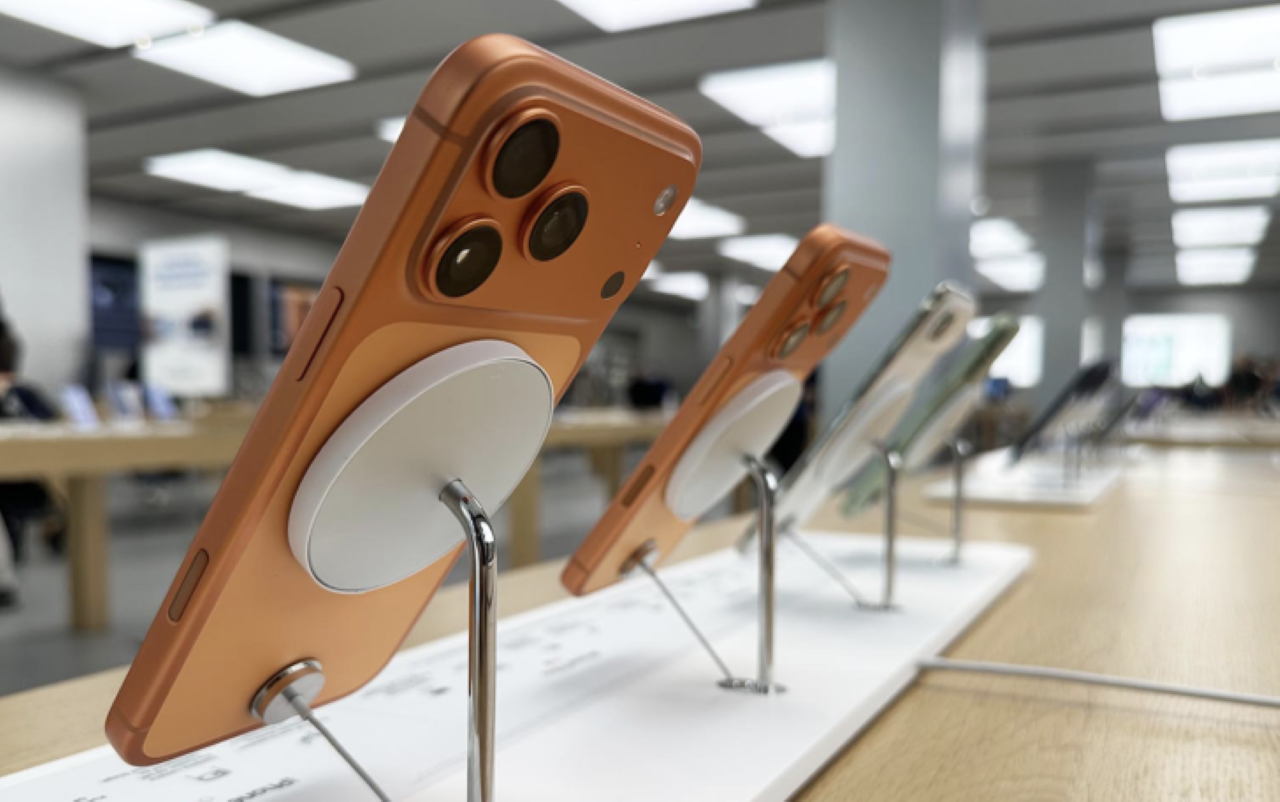 Apple khắc phục “Antennagate” iPhone 4 và “Scratchgate” iPhone 17 Pro - 1