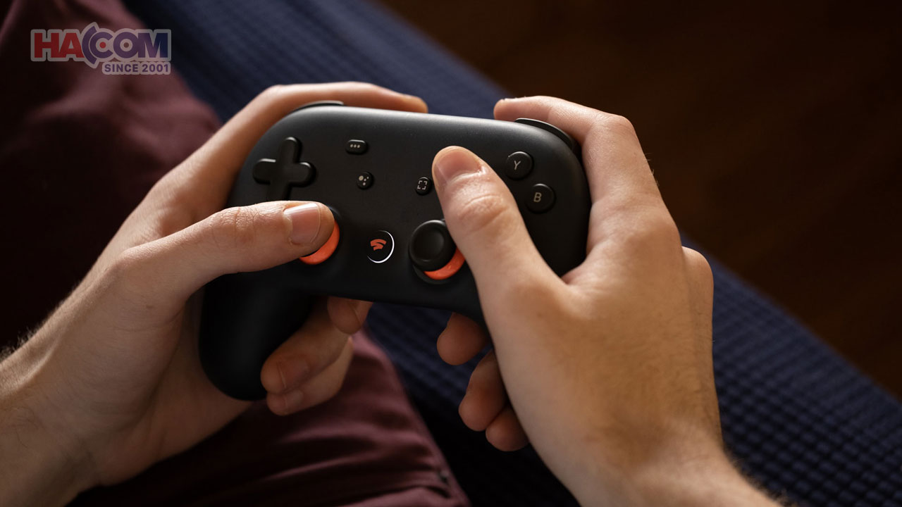 tay cam choi game hacom 1