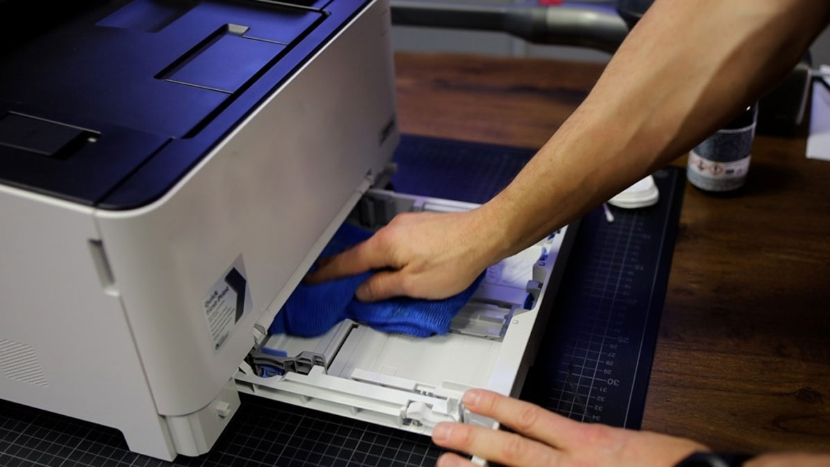 vệ sinh khay đựng giấy và con lăn của máy in canon