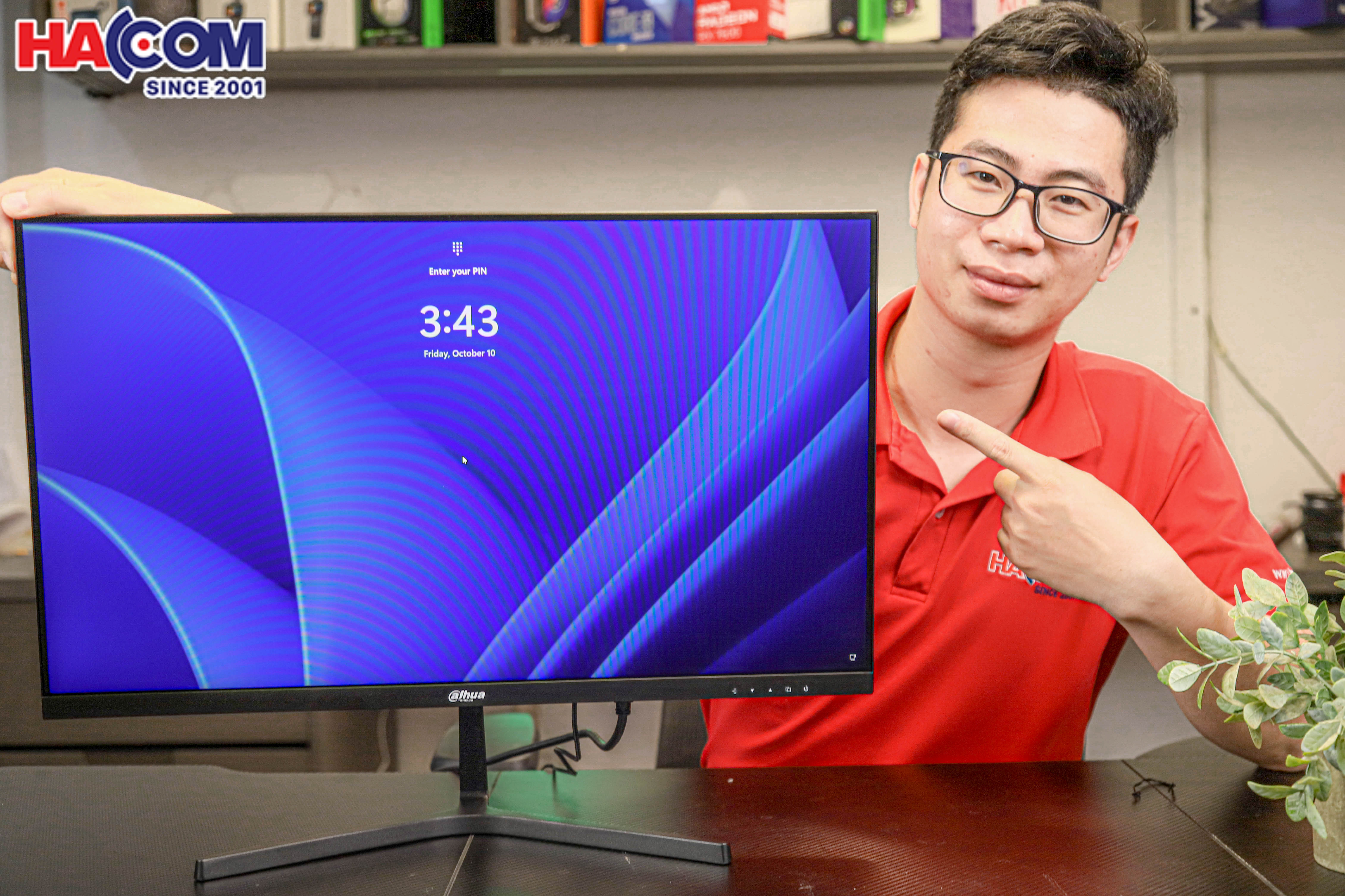 Màn hình Dahua DHI-LM24-B221 cùng người HACOM