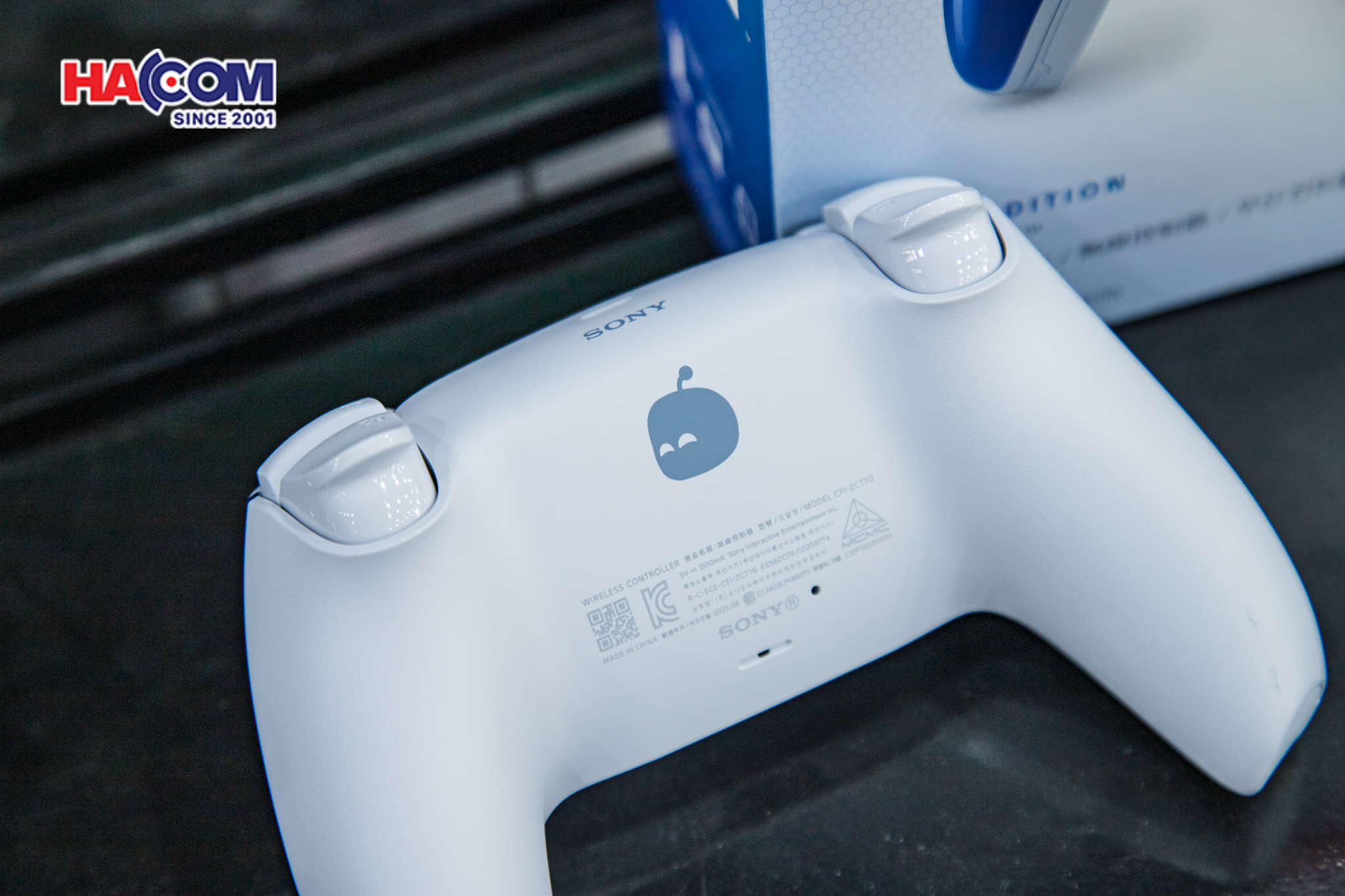 Tay cầm chơi Game Sony PS5 DualSense Astro Bot Limited Edition - Hàng Chính Hãng 14