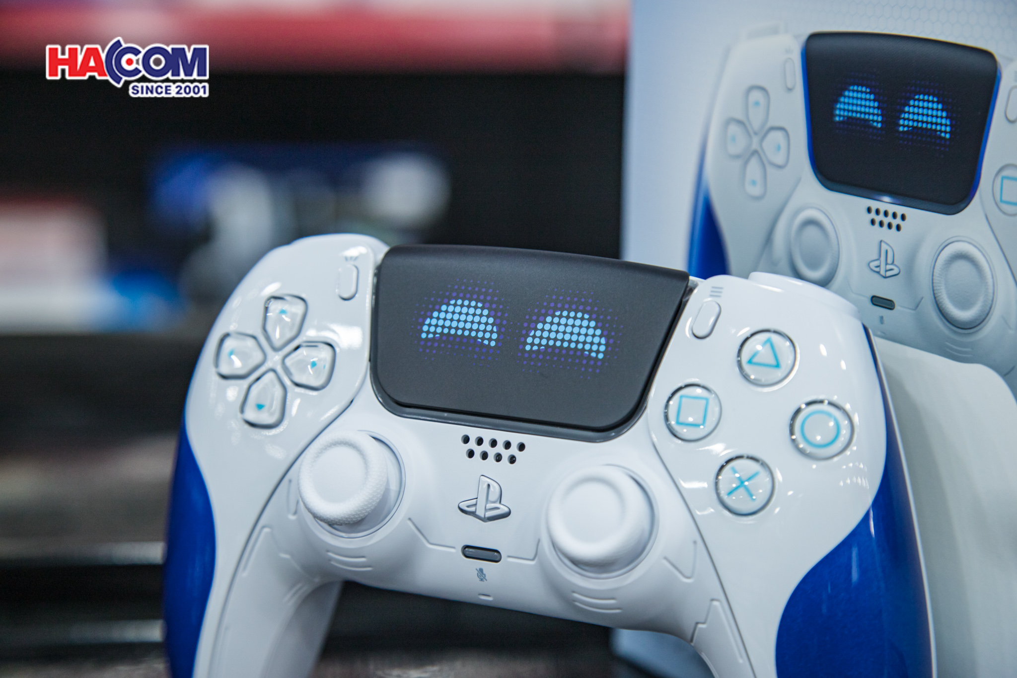 Tay cầm chơi Game Sony PS5 DualSense Astro Bot Limited Edition - Hàng Chính Hãng4112025/tay-cam-choi-game-sony-ps5-dualsense-astro-bot-limited-edition-hang-chinh-hang-005.jpg 9