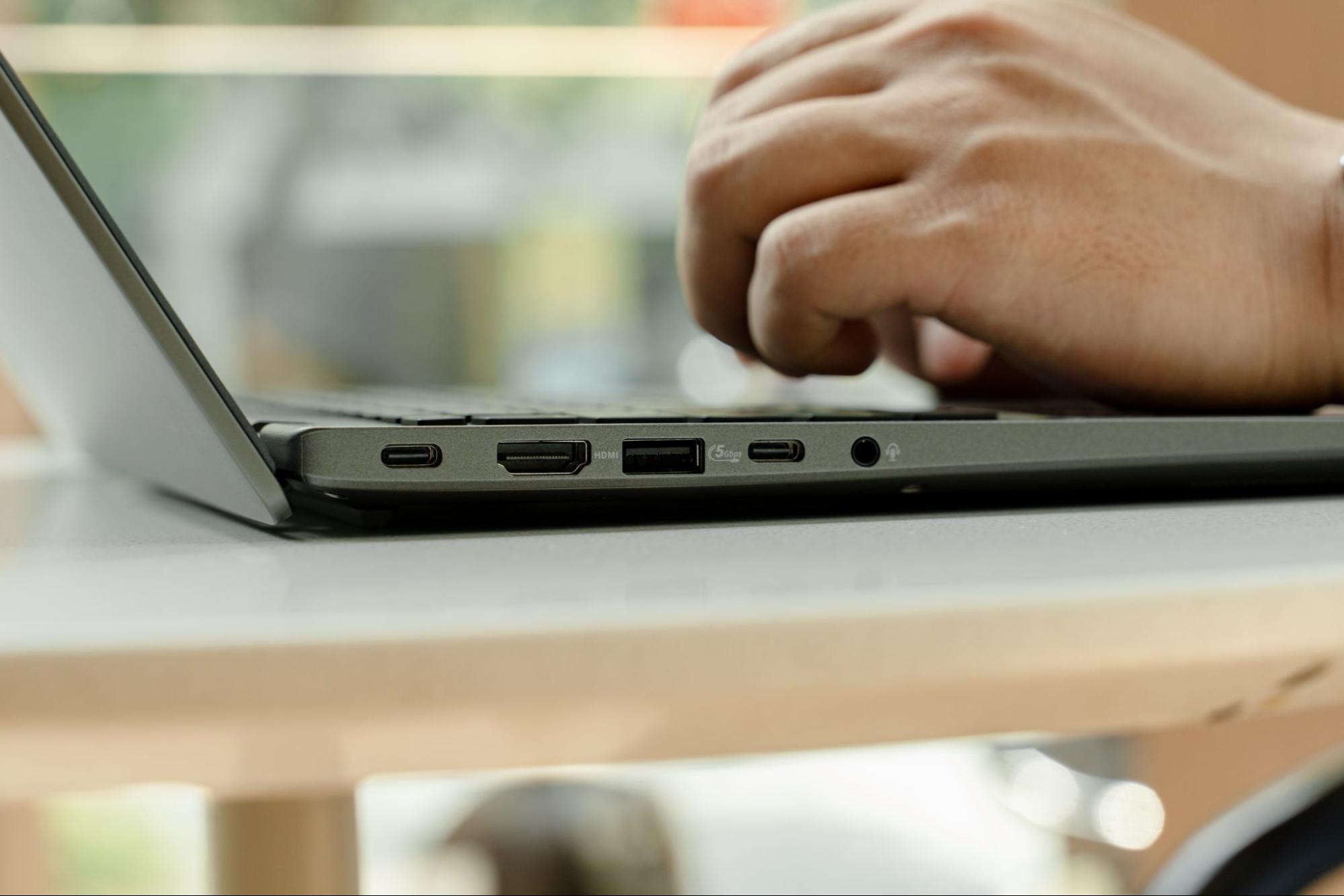 Cổng kết nối của Vivobook S14 có gì - HACOM
