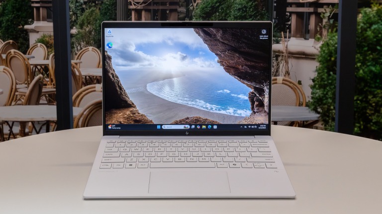 HP Omnibook 7 Aero 13-BG1087AU BZ7S1PA –&nbsp; Trọng lượng siêu nhẹ dưới 1kg - HACOM 2
