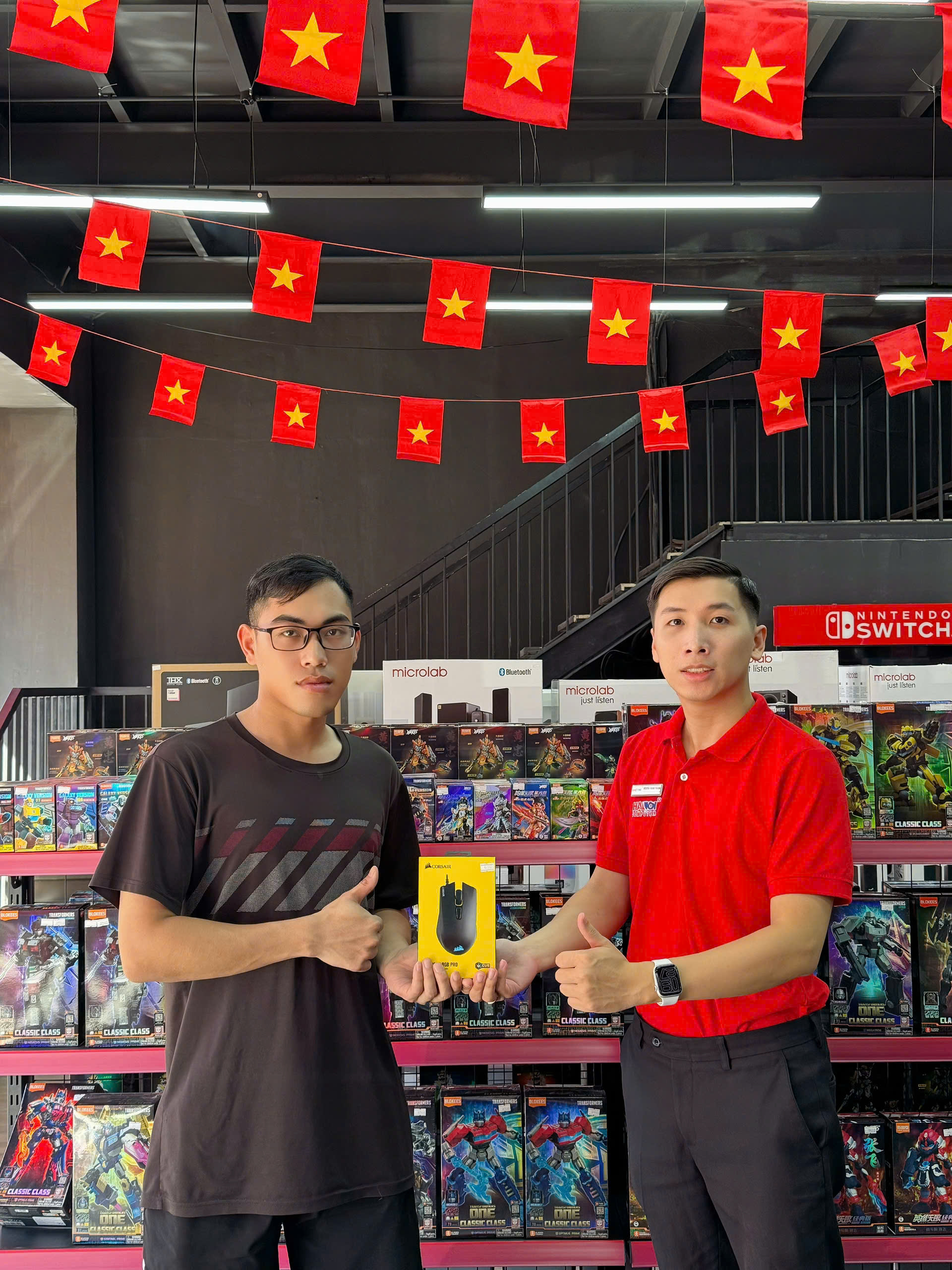 khach_hang_ Chuột chơi game Corsair Harpoon RGB PRO (CH-9301111AP) 8