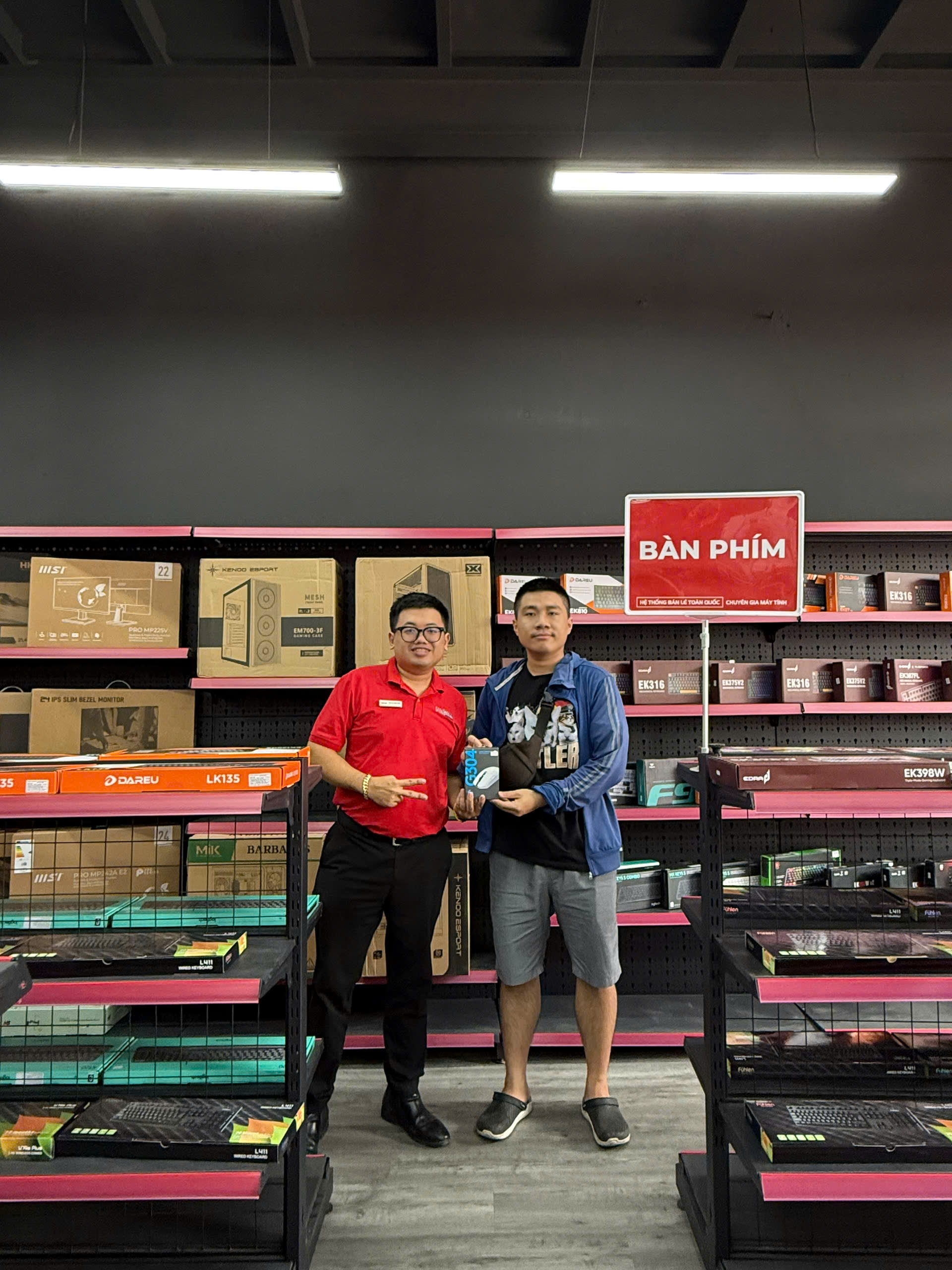 khach_hang_Chuột game không dây Logitech G304 Trắng 14