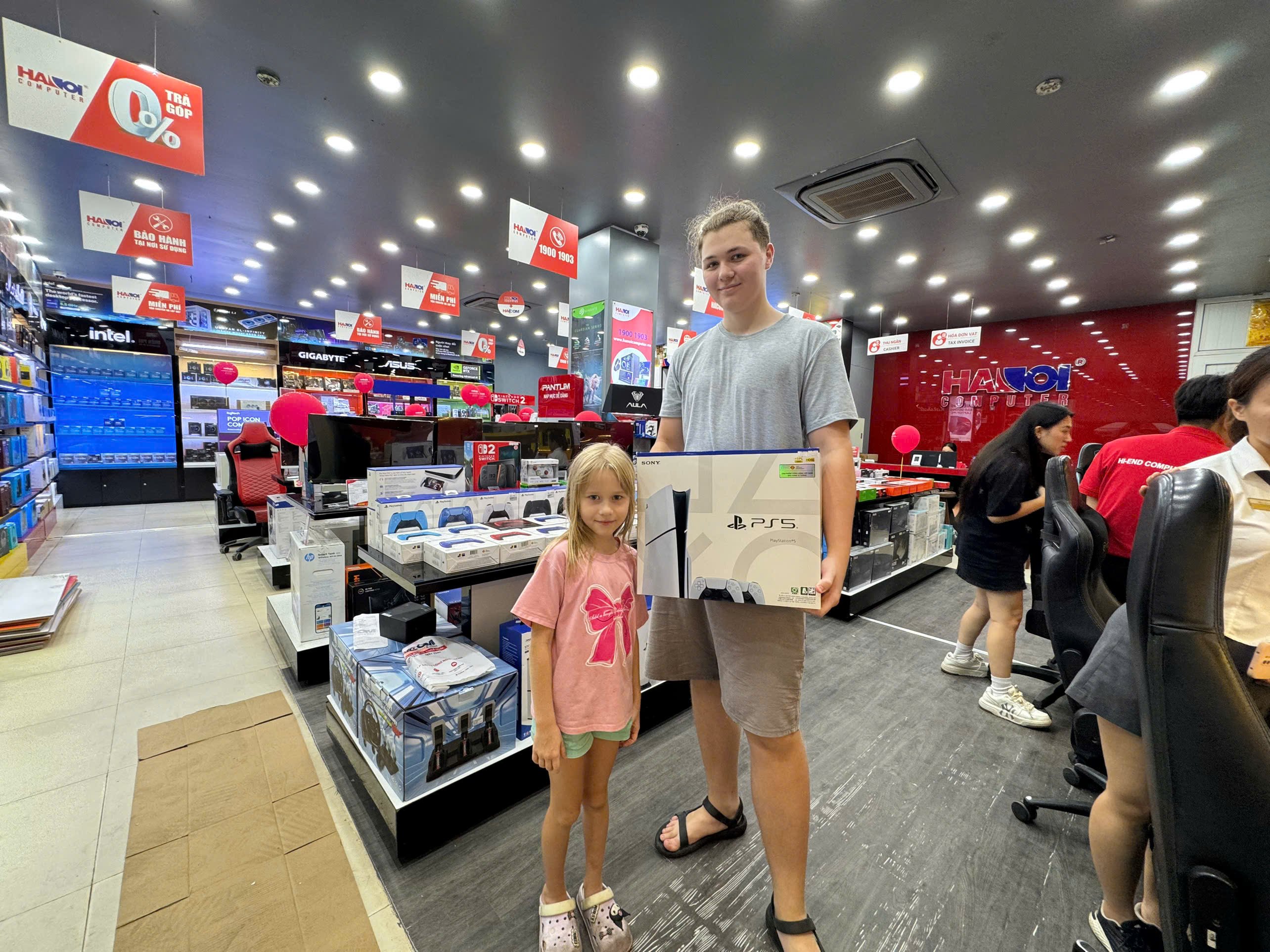 khach_hang_cdn/web/27092025/may-choi-game-sony-playstation-5-ps5-slim-standard-2-tay-cam-chinh-hang-kh-03.jpg 3