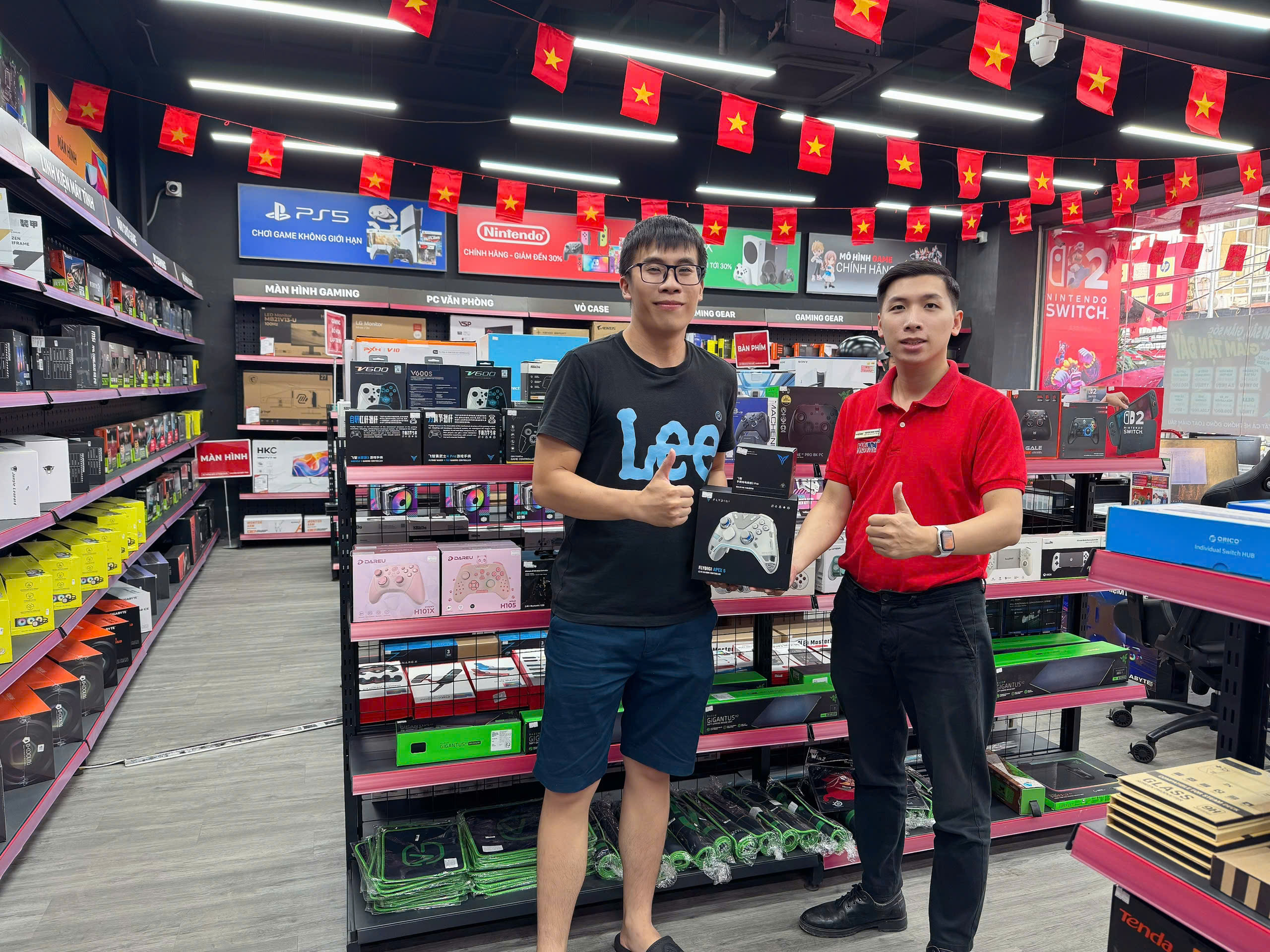 khach_hang_Tay cầm chơi game FLYDIGI Apex 5 15