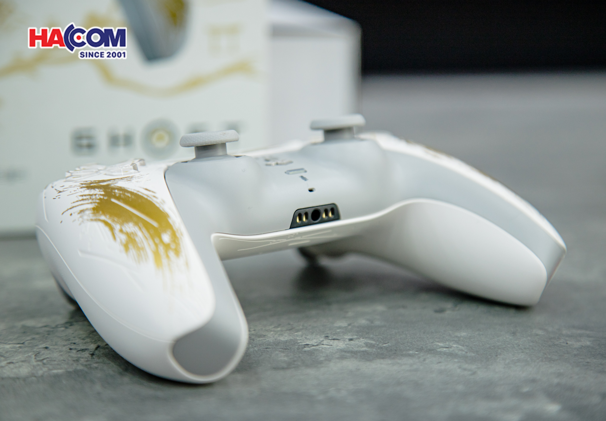 Tay cầm chơi Game Sony PS5 DualSense Ghost of Yotei Gold (CFI-ZCT1G Z7) - Hàng Chính Hãng 16