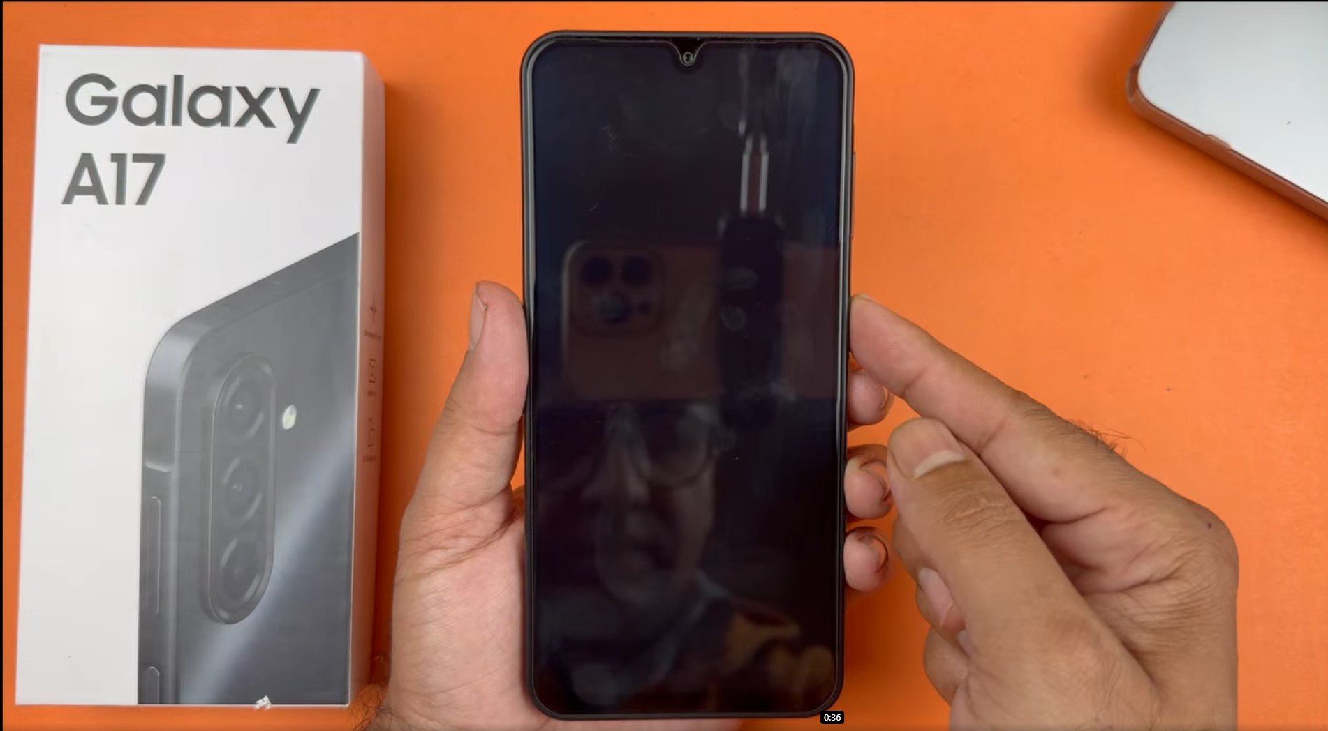 Cách khóa màn hình Samsung bằng nút nguồn - HACOM 3