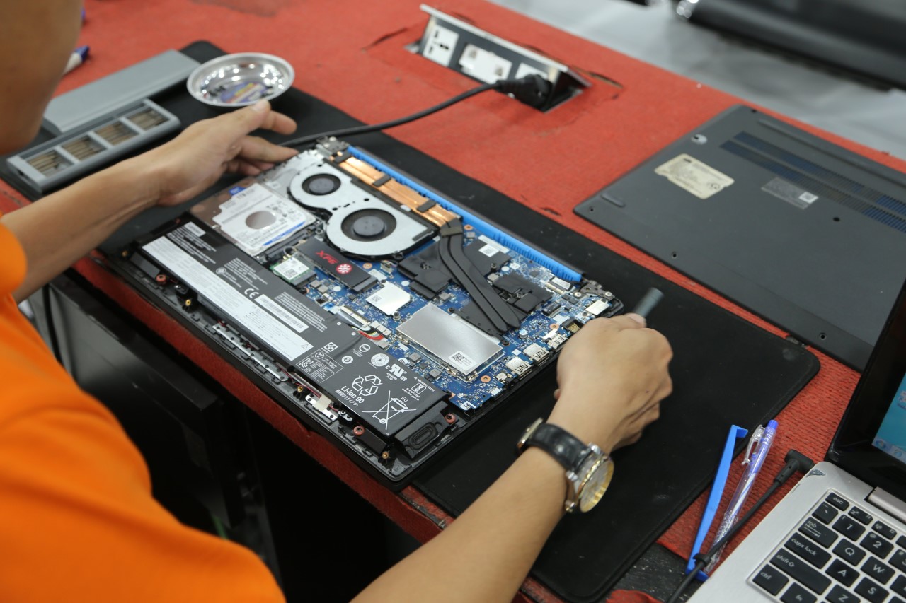 ảnh vệ sinh laptop tại HACOM