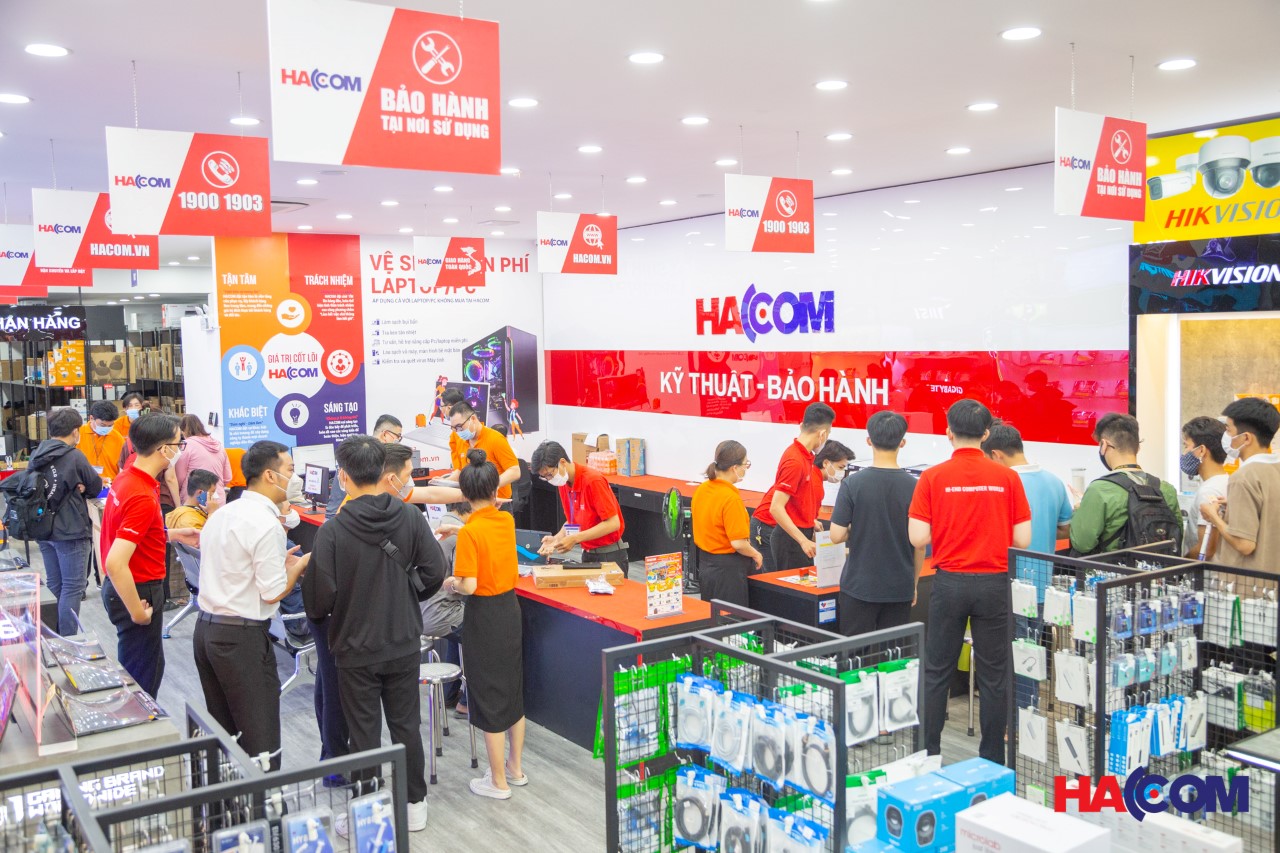 khách hàng vệ sinh laptop