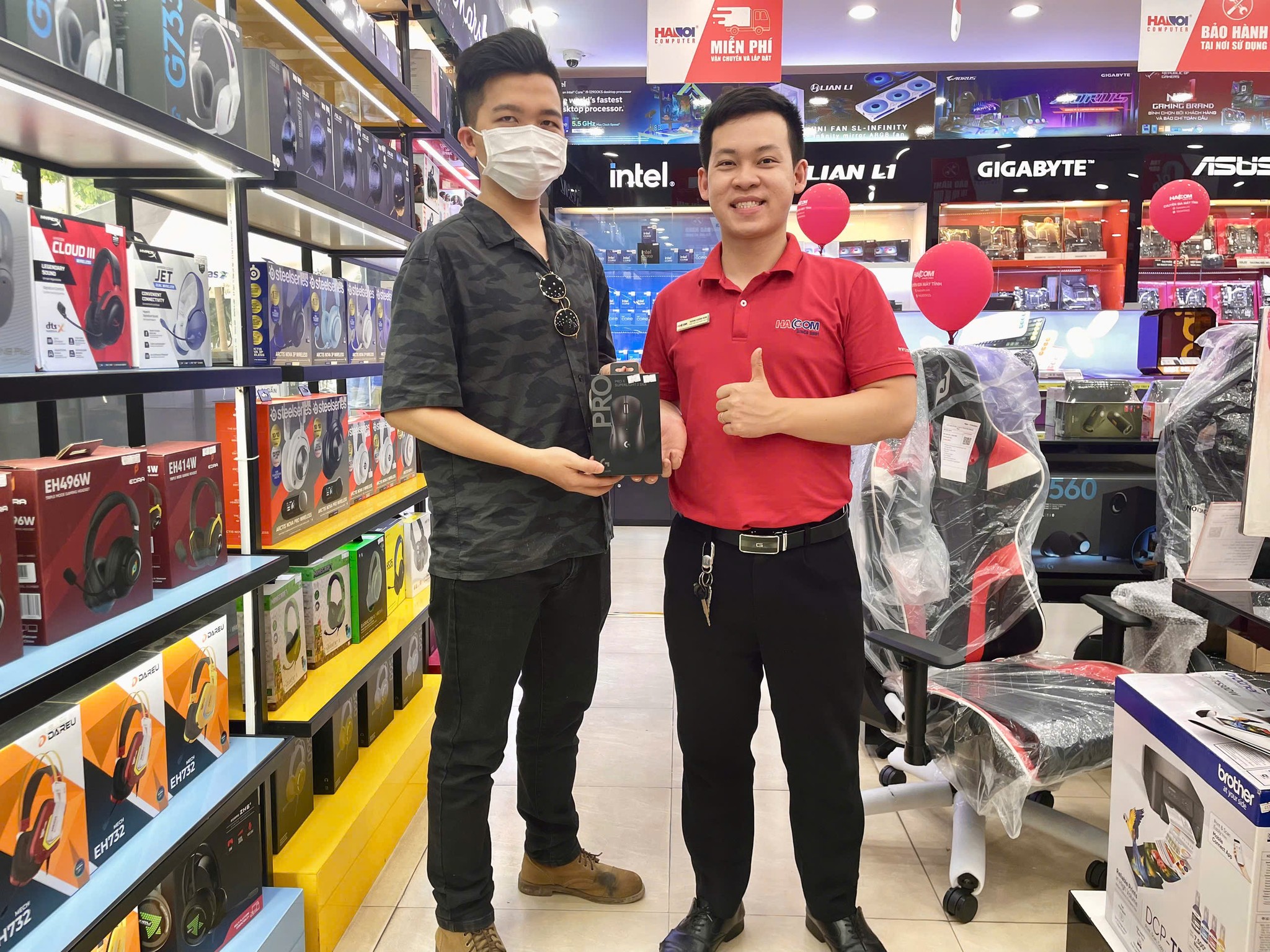 khach_hang_Chuột Gaming không dây Logitech Pro X SuperLight 2 DEX Lightspeed Đen 6