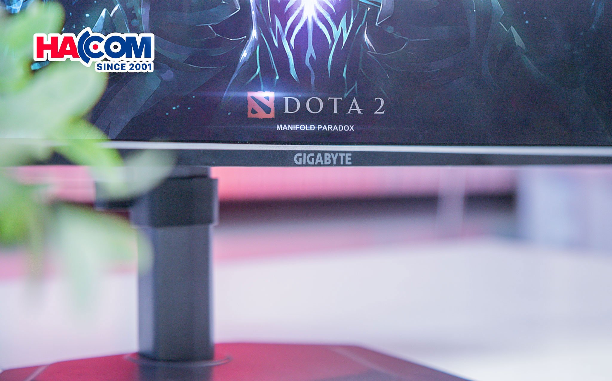 Màn hình sử dụng cần điều khiển joystick năm chiều, đặt gọn dưới logo Gigabyte ở viền dưới