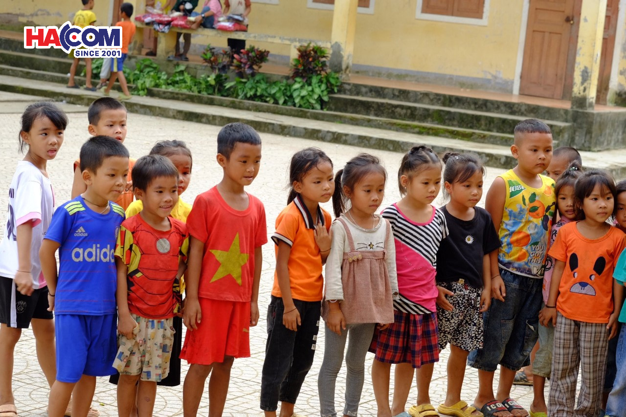 HACOM - Áo ấm cho em Con Cuông - Ảnh 2