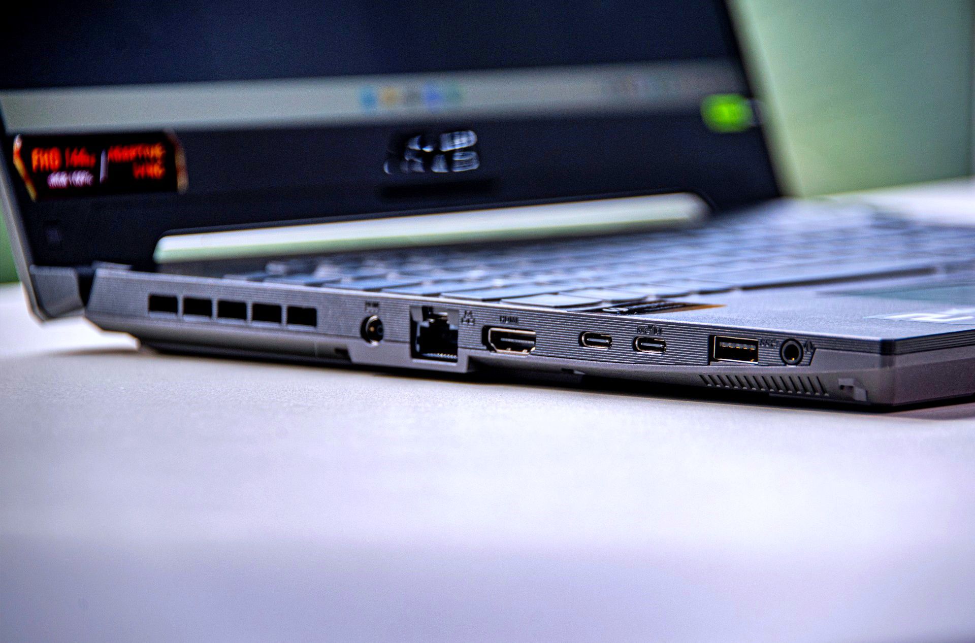 Laptop ASUS TUF Gaming 2023 mặt bên