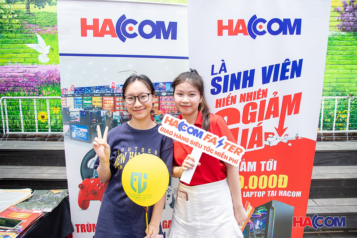 Công ty HACOM trao quà tặng