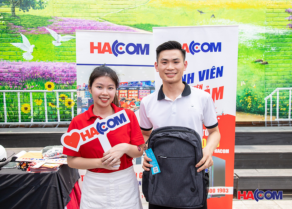Nhân viên Công ty HACOM tặng quà