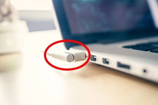 Laptop Dell bật không lên màn hình do lỗi hỏng sạc