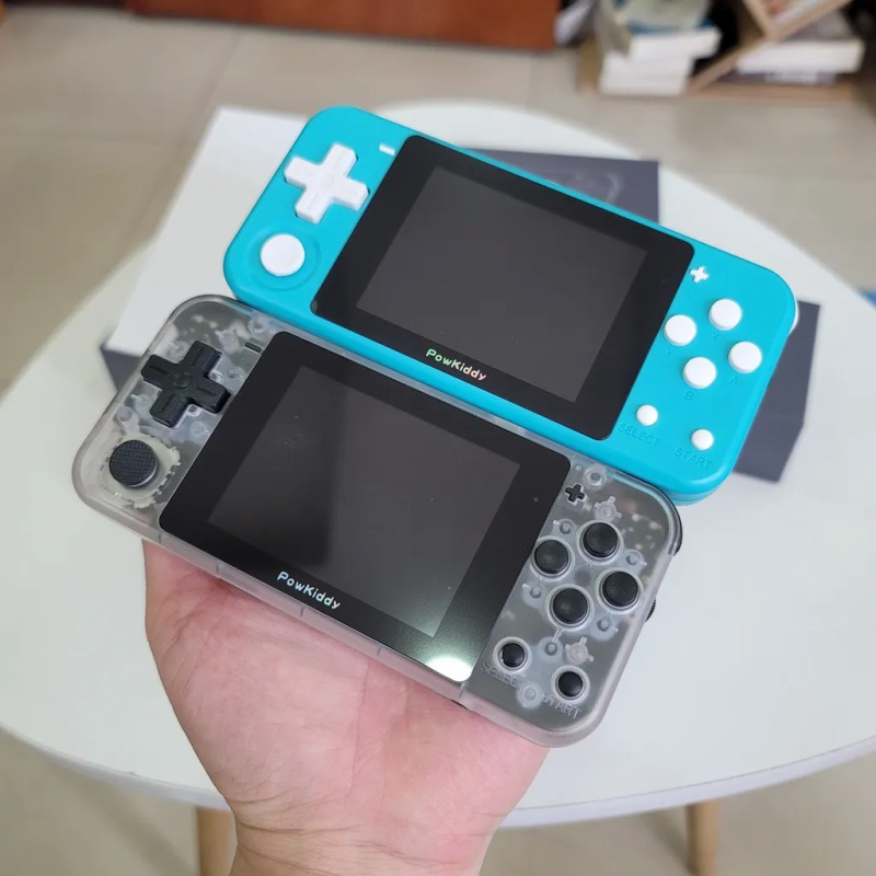 2 phiên bản máy chơi game cầm tay Powkiddy Q90