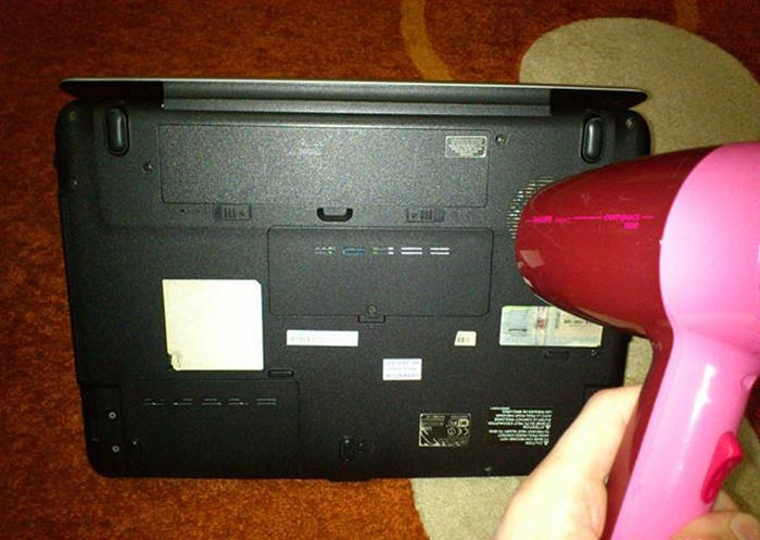 dùng hơi nóng làm giảm độ ẩm màn hình laptop bị ẩm