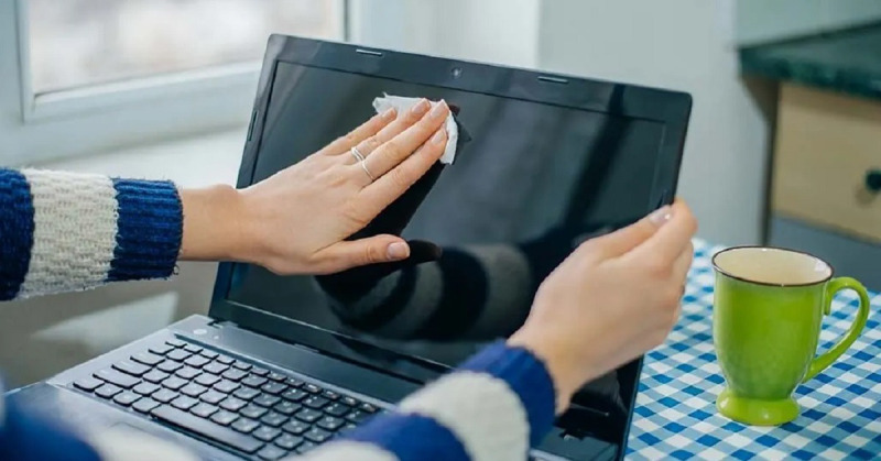 lau màn hình laptop bị ẩm