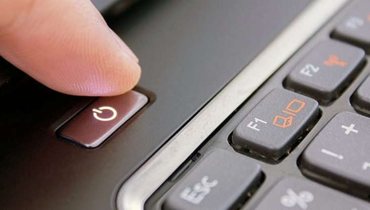 tắt nguồn trước khi sửa màn hình laptop bị ẩm