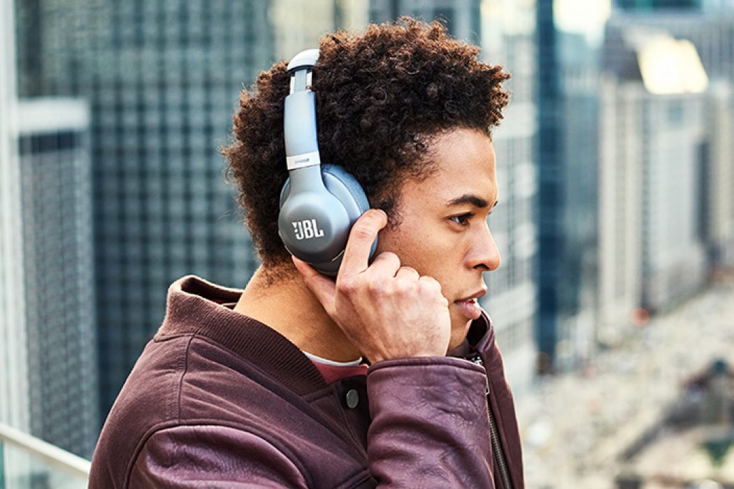 Khoảng cách dài hơn so với tai nghe có dây