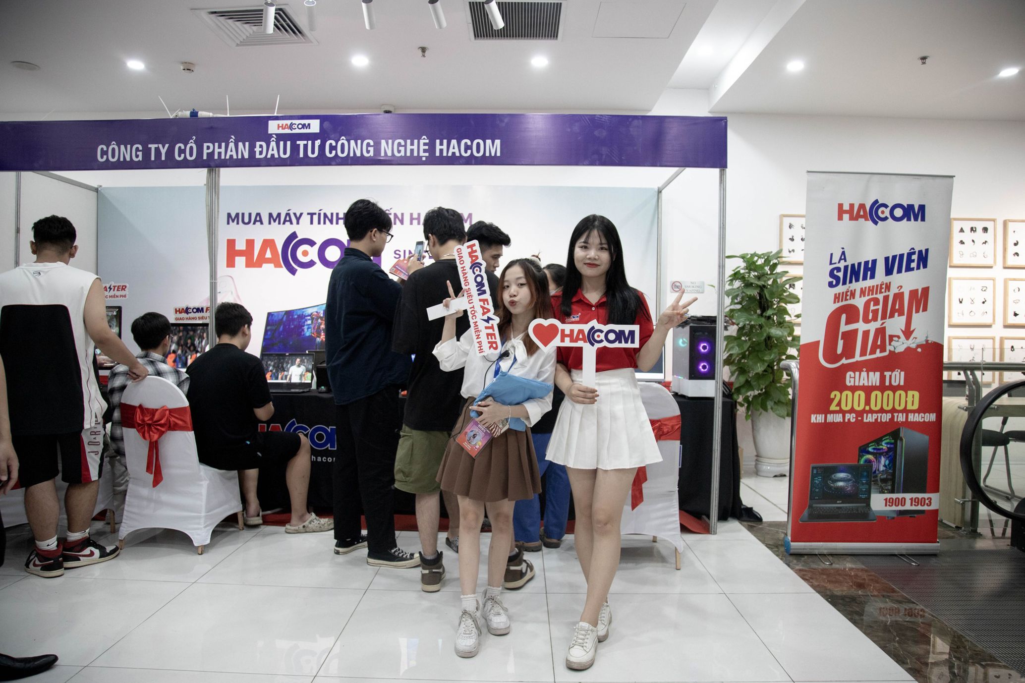 nhân viên công ty HACOM