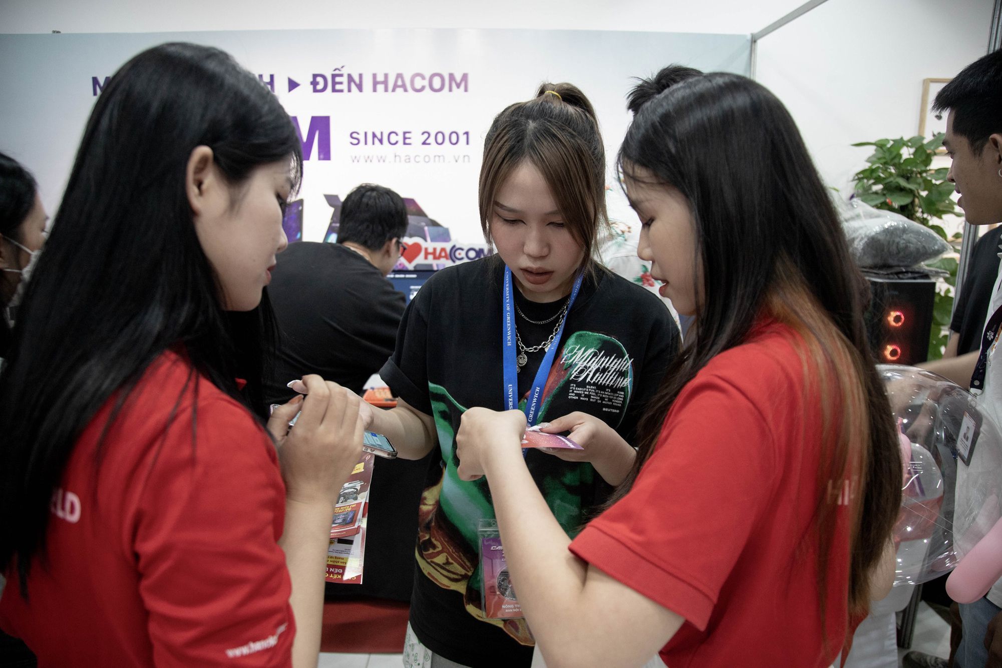 nhân viên HACOM sự kiện