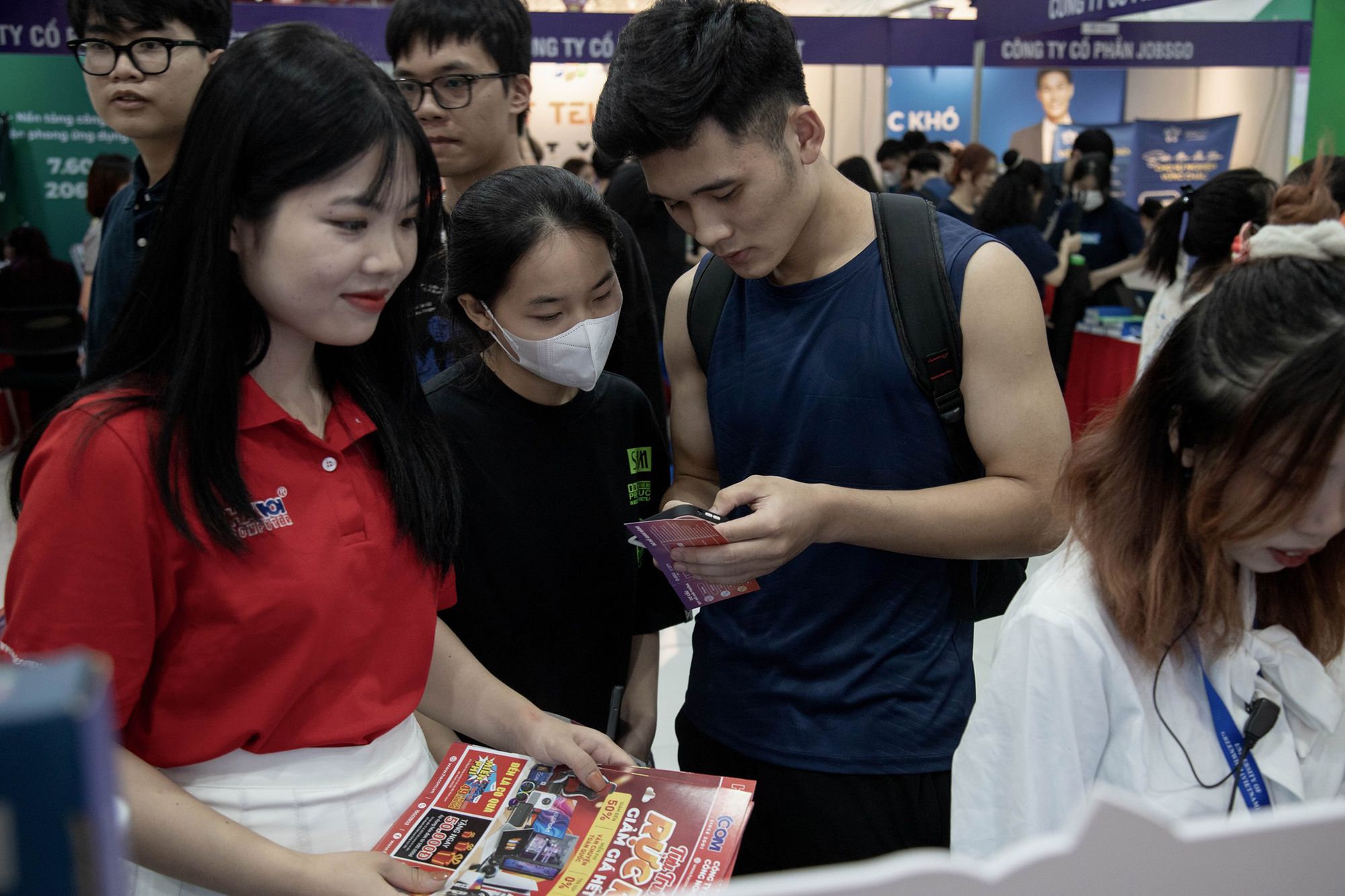 nhân viên thương hiệu HACOM