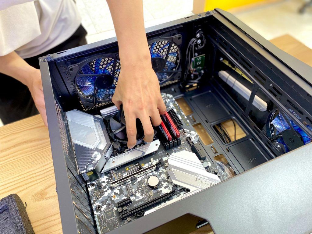 Làm sạch khe tản nhiệt để giảm thiểu tình trạng laptop bị đơ