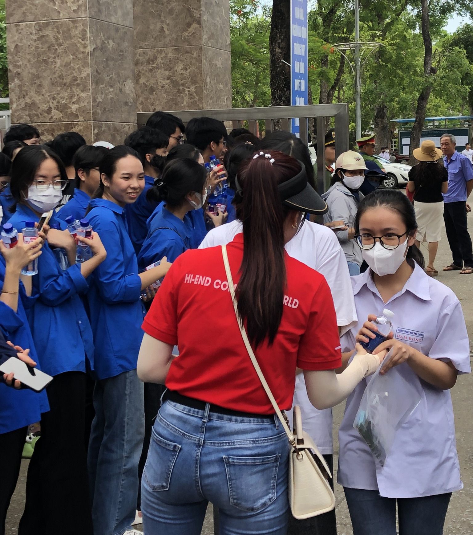 HACOM tặng nước