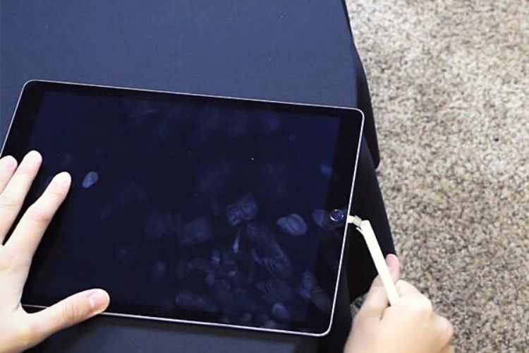 Máy tính bảng không lên nguồn do chân sạc bị gãy