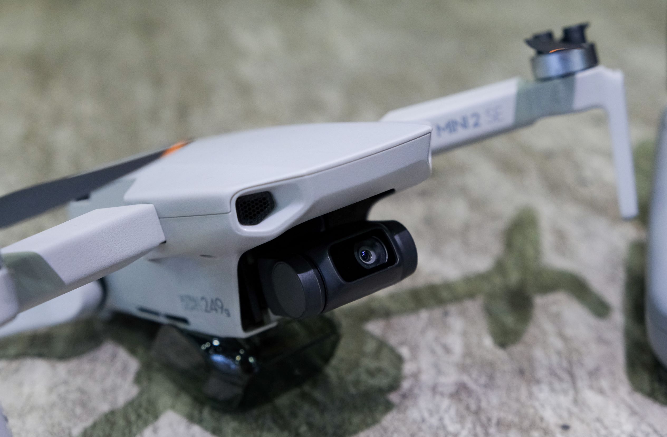 cảm biến CMOS 1/ 2.3 inch giúp mang lại chất lượng hình ảnh 12MP và video 2.7K sống động