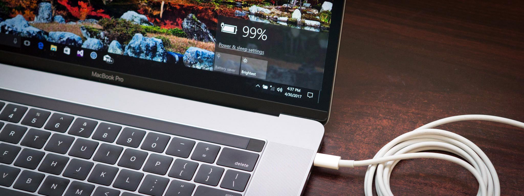 có nên vừa dùng vừa sạc laptop