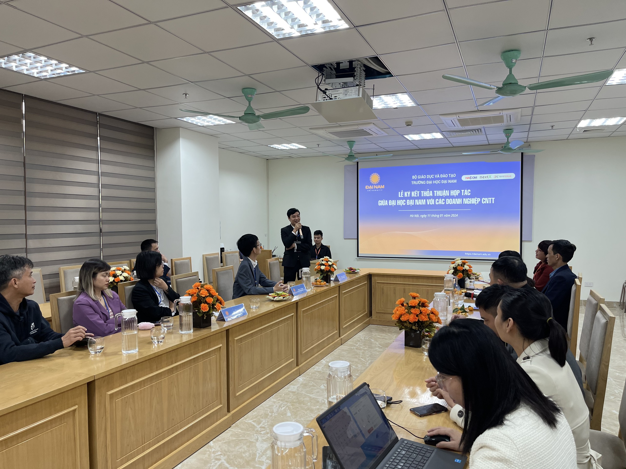 Giám đốc Công ty HACOM phát biểu